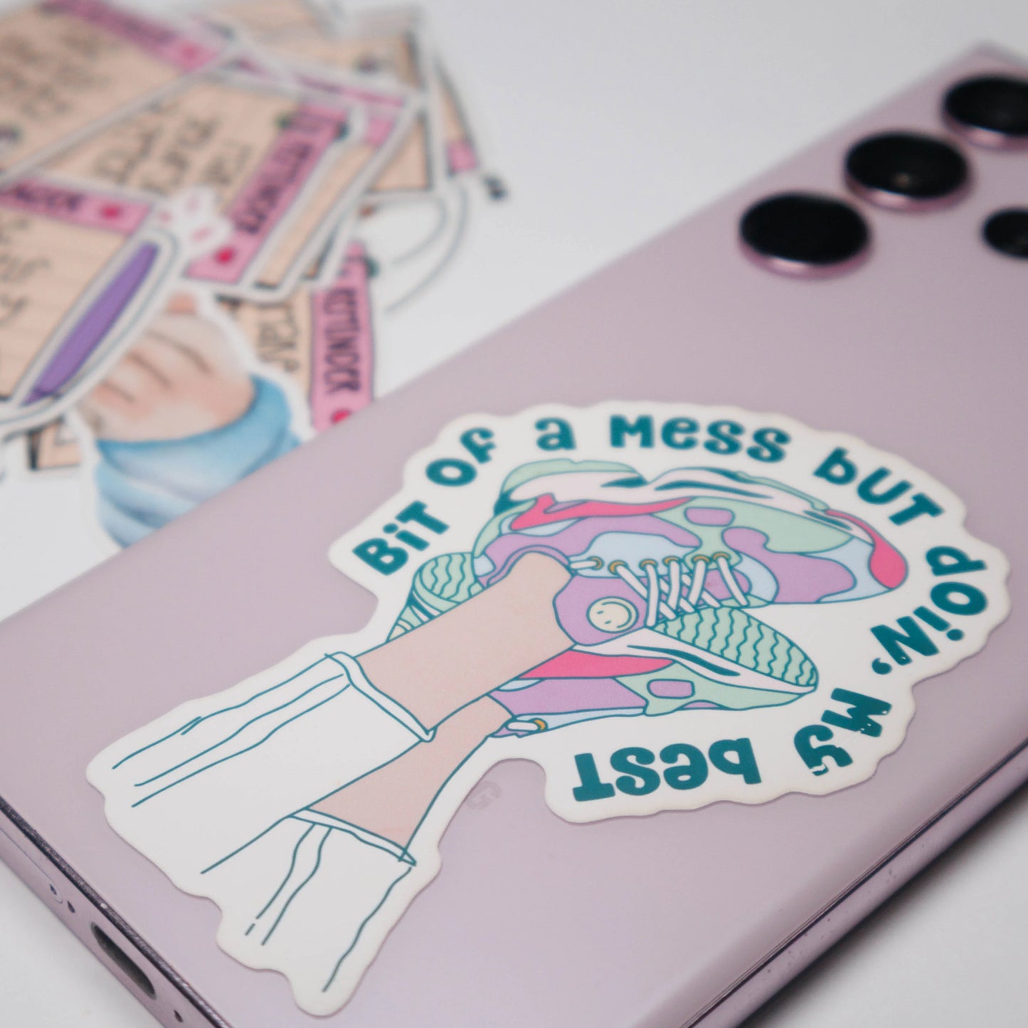 Laminoimaton tarra kuluu ja värjääntyy. Kestävyyden kannalta laminoiminen on välttämätöntä. Kuvassa on havainnollistettu mitä laminoimattomalle tarralle tapahtuu puhelimen kuoressa n. viikossa. Reunat on tummuneet ja tarran teksin muste on lähtenyt irtoamaan.