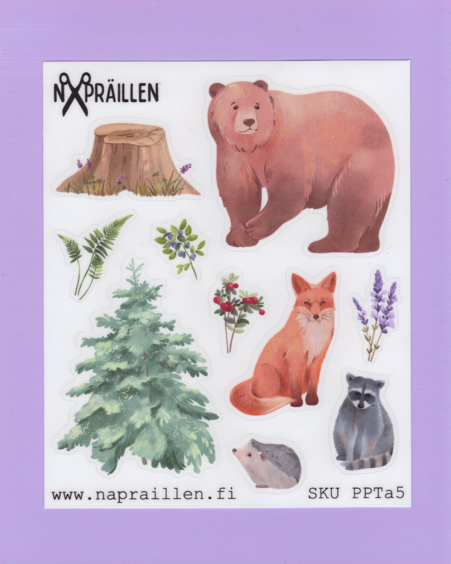 Metsä aiheinen tarra-arkki. Tarroissa karhu, kettu, pesukarhu, siili ja kasvillisuutta.