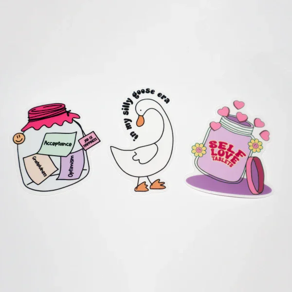 Vaikka tarrat on S-kokoisia, niin silti Tarrojen todellinen koko ei ole sama. Tarrojen koot on aina suuntaa-antavia. S-kokoinen tarra on L-kokoista tarraa pienempi, mutta myös S-kokoiset tarrat voi olla korkeampia, levemäpiä tai pienenmpiä, kuin toiset s-kokoiset. S- Tarran todellinen koko määräytyy grafiikan mallin mukaisesti, mutta se on aina huomattavasti pienempi, kuin L-kokoinen tarra. Tarrat on valmistettu Suomessa.