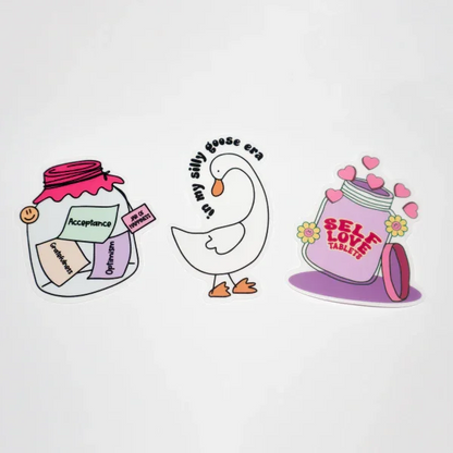 Vaikka tarrat on S-kokoisia, niin silti Tarrojen todellinen koko ei ole sama. Tarrojen koot on aina suuntaa-antavia. S-kokoinen tarra on L-kokoista tarraa pienempi, mutta myös S-kokoiset tarrat voi olla korkeampia, levemäpiä tai pienenmpiä, kuin toiset s-kokoiset. S- Tarran todellinen koko määräytyy grafiikan mallin mukaisesti, mutta se on aina huomattavasti pienempi, kuin L-kokoinen tarra. Tarrat on valmistettu Suomessa.