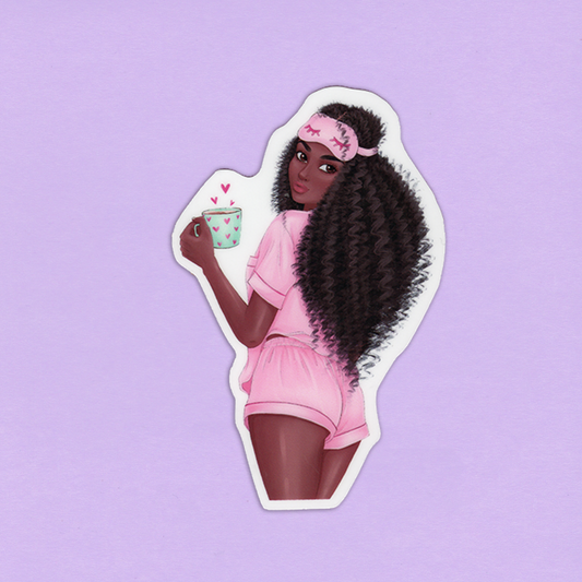 Laminoitu die-cut tarra, jossa nainen pitelee koristeltua kahvikuppia vaaleanpunaisissa yövaatteissa, valmistettu Suomessa.