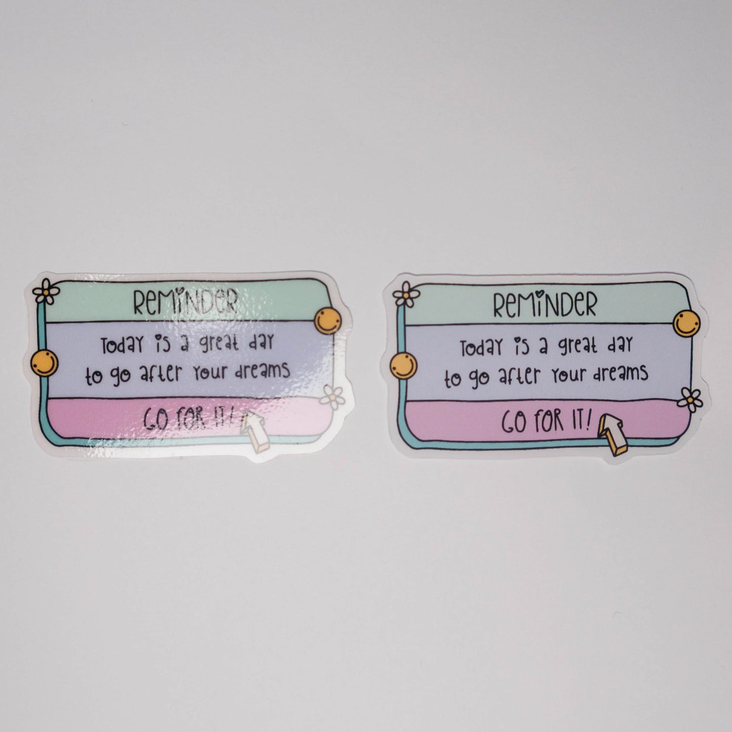 Mitä eroa on laminoidulla ja laminoimattomalla pinnalla. Laminoitu heijastaa valoa, mutta kestää kulutusta. Laminoimaton on täysin matta, mutta pinta naarmuuntuu helposti eikä se siedä lainkaan kosteutta. Kuvan tarrassa on motivaatiolause englanniksi.  Muistutus jahdata omia unelmia. 