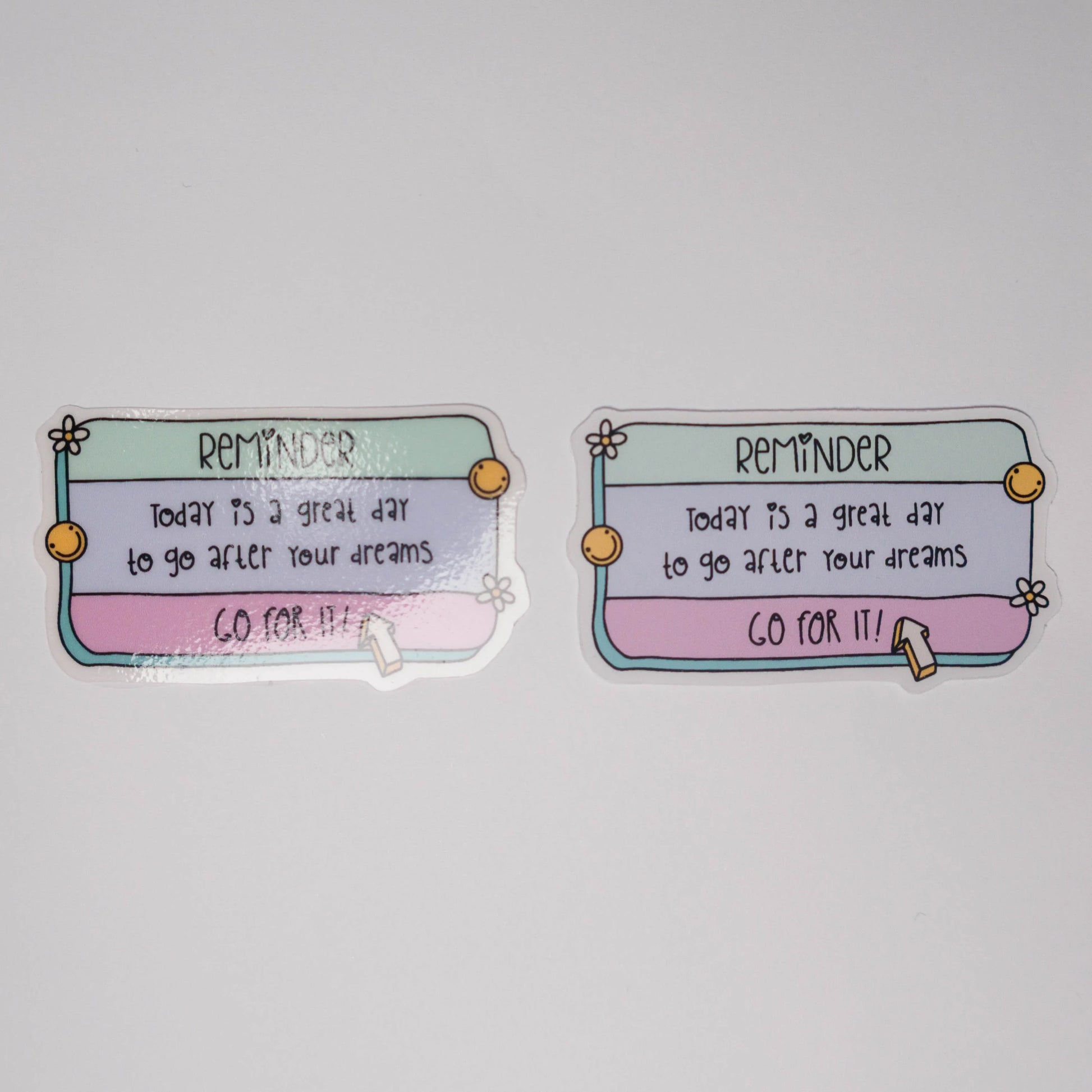 Mitä eroa on laminoidulla ja laminoimattomalla pinnalla. Laminoitu heijastaa valoa, mutta kestää kulutusta. Laminoimaton on täysin matta, mutta pinta naarmuuntuu helposti eikä se siedä lainkaan kosteutta. Kuvan tarrassa on motivaatiolause englanniksi.  Muistutus jahdata omia unelmia. 