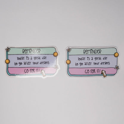 Mitä eroa on laminoidulla ja laminoimattomalla pinnalla. Laminoitu heijastaa valoa, mutta kestää kulutusta. Laminoimaton on täysin matta, mutta pinta naarmuuntuu helposti eikä se siedä lainkaan kosteutta. Kuvan tarrassa on motivaatiolause englanniksi.  Muistutus jahdata omia unelmia. 