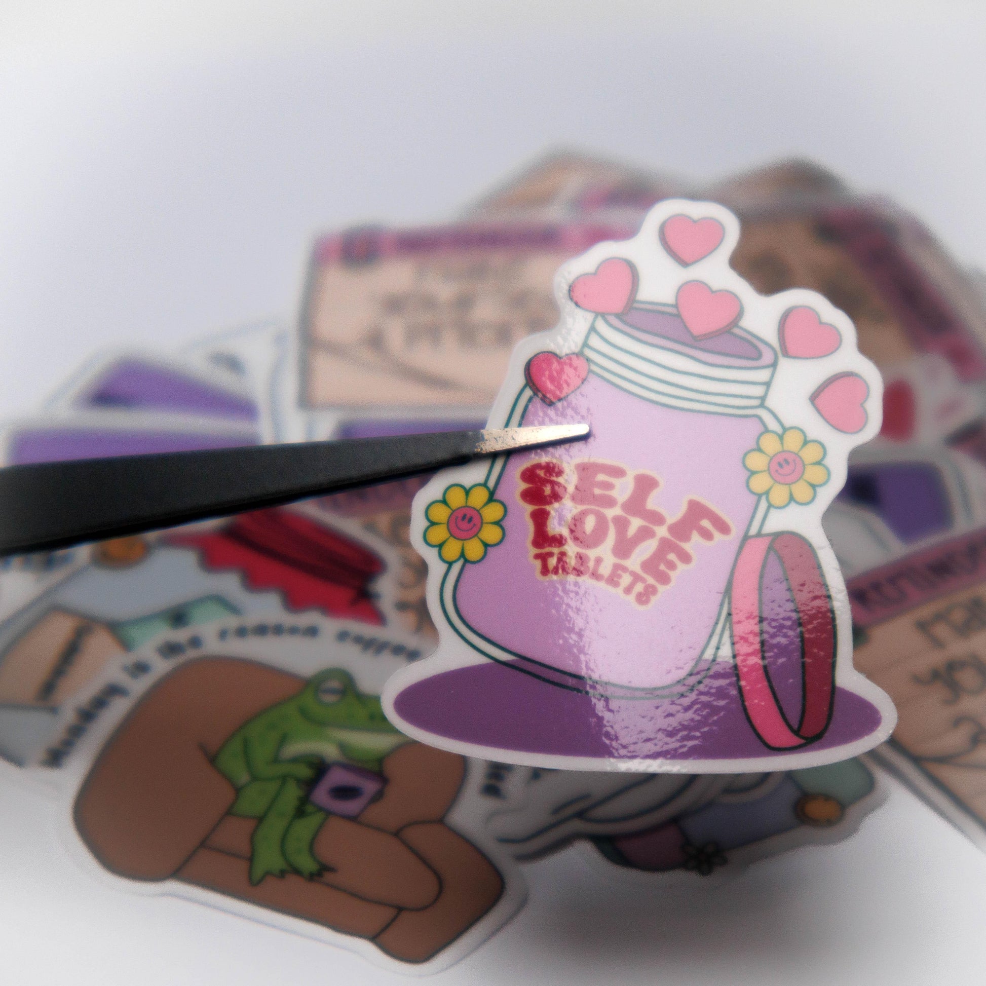 Laminoidussa tarrassa on käytetty Suomalaista laminointikalvoa, joka muodostaa appelsiinikuvioisen pinnan valon osuessa.  