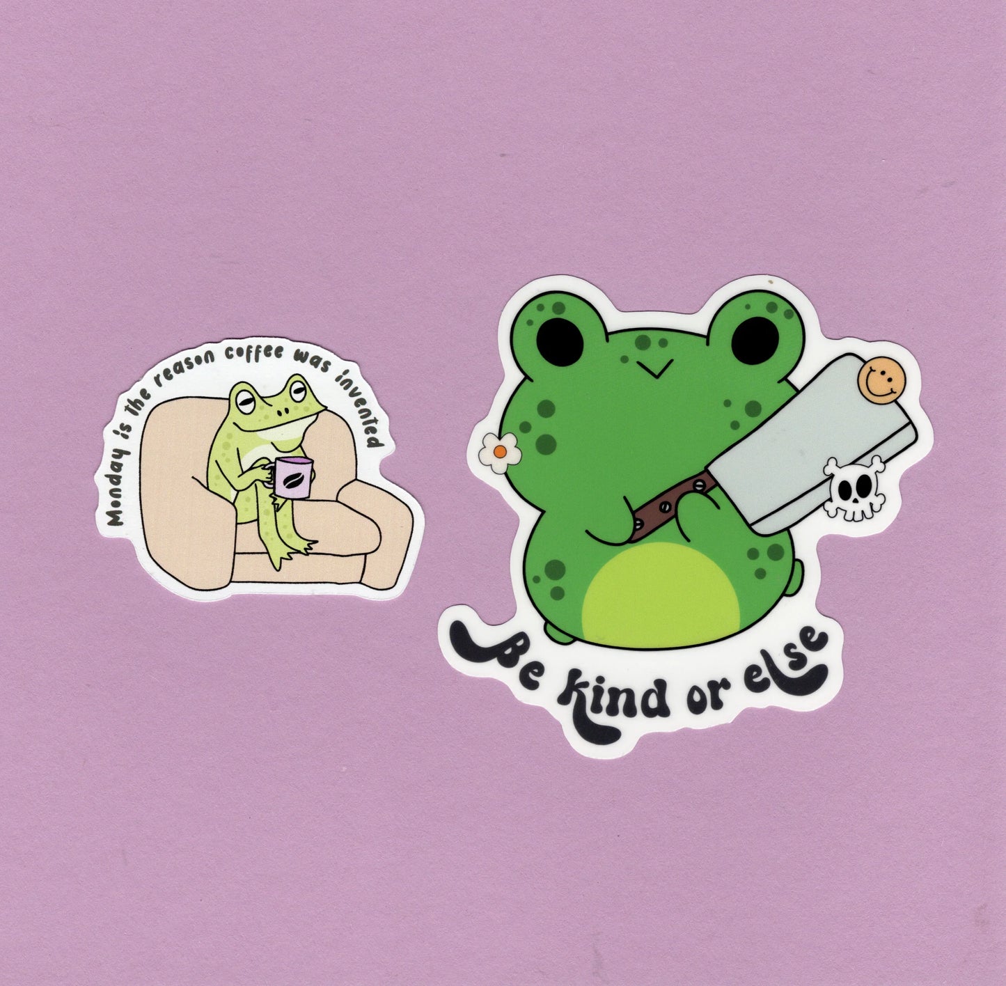 Havainnollistava kuva tarrojen kokoerosta. Esimerkkeinä löytyy kaksi sammakko-aiheista tarraa. Toisessa lukee Monday is the reason coffee was invented ja toisessa Be kind of else. Tarrat sisältävät humoristisia lauseita englannin kielellä. Näitä tarroja käytetään esimerkiksi kalenterien , juomapullojen, tietokoneiden ja puhelimien koristeluun. Tarrat on valmistettu Suomessa, kotimaisesta laminointikalvosta ja Euroopassa valmistetusta PP-tarramateriaalista.